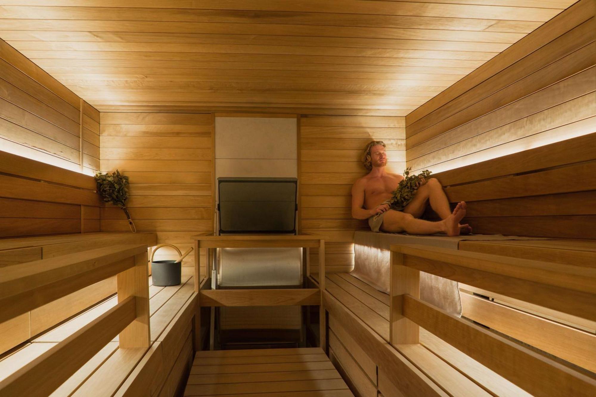 Nh Collection Helsinki Grand Hansa Exteriér fotografie A man in a sauna